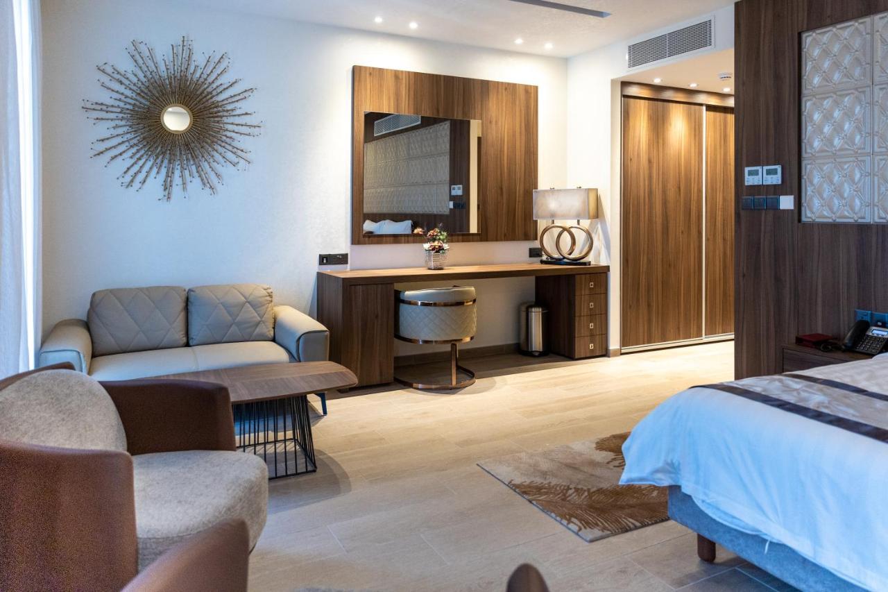 Leonardo Boutique Hotel Larnaca Extérieur photo